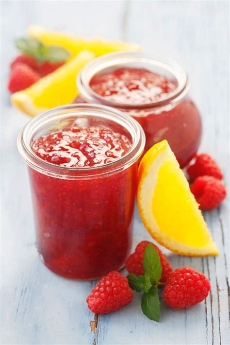 Gläser mit Orangen-Himbeer-Marmelade