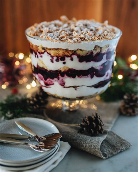 Gläser mit Panettone Trifle geschichtet