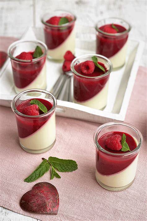 Gläser mit Panna Cotta und Himbeeren, liebevoll dekoriert