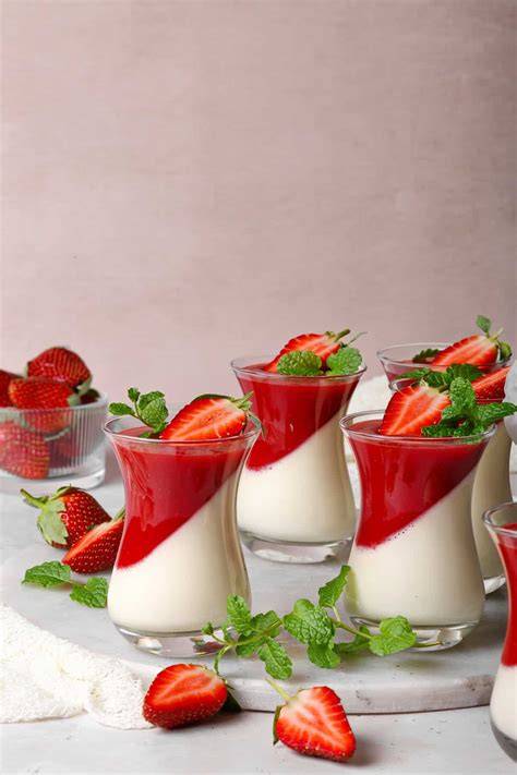 Gläser mit Panna Cotta und Orangen-Spiegel
