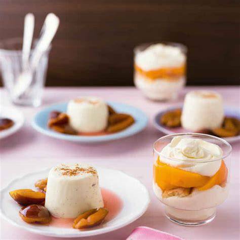 Gläser mit Panna Cotta und Orangensauce