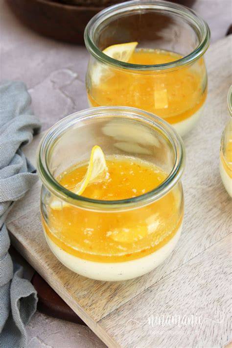 Gläser mit Panna Cotta und Zitrus-Honig-Topping dekoriert