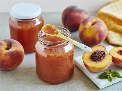 Gläser mit Pfirsich Basilikum Marmelade