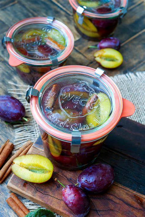 Gläser mit Pflaumen im Sirup