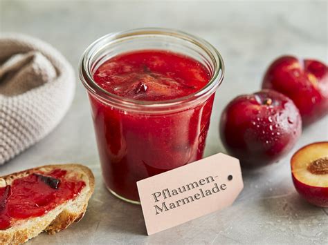 Gläser mit Pflaumenmarmelade
