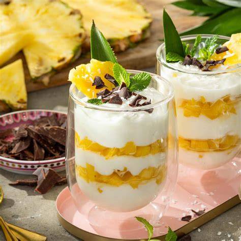 Gläser mit Pina Colada Marmelade und Kokosraspeln