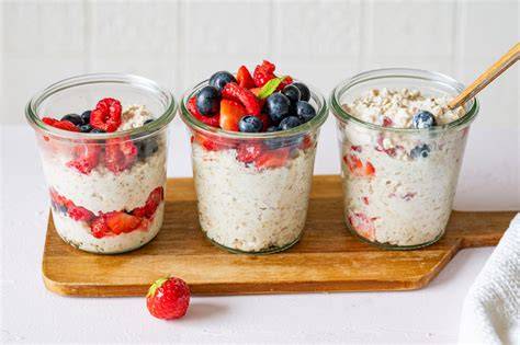 Gläser mit Pudding-Oats und frischen Beeren