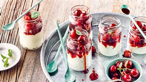 Gläser mit Quarkcreme und Stachelbeeren, garniert mit Minze