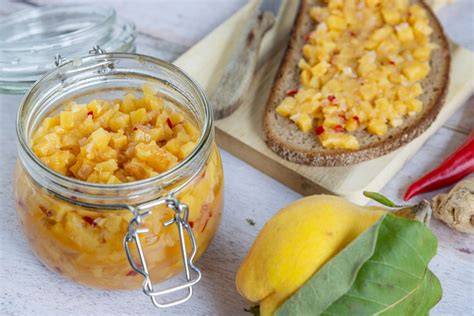 Gläser mit Quittenchutney
