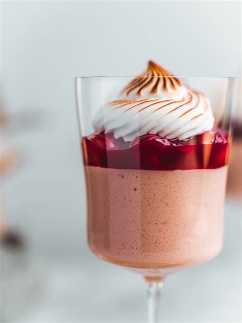 Gläser mit Rotweinmousse, garniert mit Schokosplittern