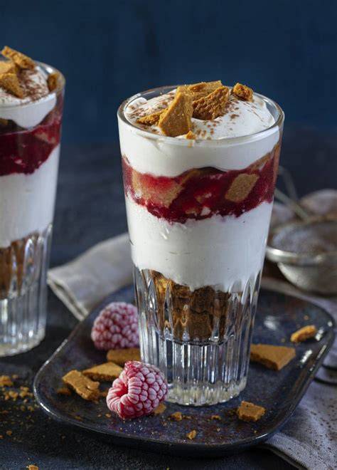 Gläser mit Schichtdessert aus Spekulatius, Mascarponecreme und Himbeeren