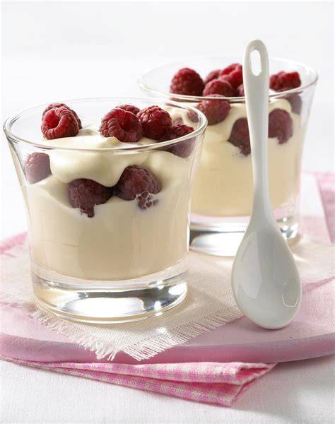 Gläser mit Schichten: Keksboden, weiße Schokoladenmousse, Praliné