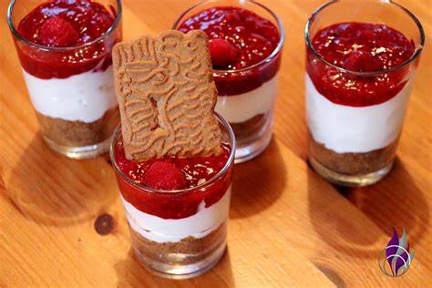Gläser mit Schichten von Himbeer-Joghurt-Quark Dessert