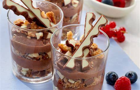Gläser mit Schichtpudding