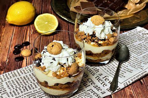 Gläser mit Schokoladen-Mascarponecreme und Amarettini-Bröseln