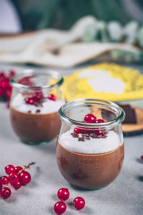 Gläser mit Schokopudding, Kokosjoghurt-Topping und Granatapfelkernen