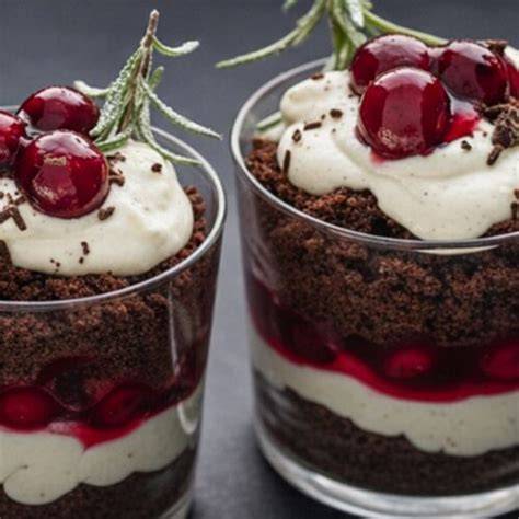Gläser mit Schwarzwälder Kirsch Dessert geschichtet