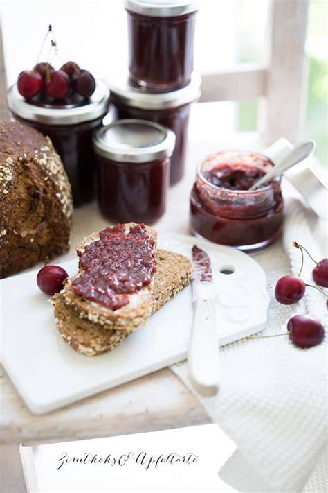 Gläser mit Schwarzwälder Kirsch-Marmelade