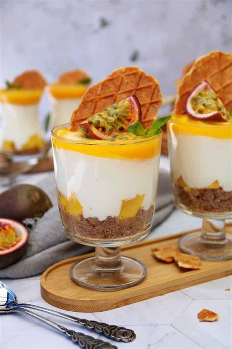 Gläser mit Solero Dessert; geschichtete Pfirsiche, Sahnecreme und Maracujasoße