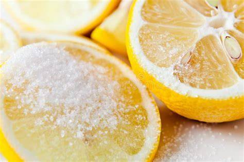 Gläser mit Stachelbeer-Erdbeer-Marmelade, frische Beeren, Zucker und Zitrone auf einem Küchentisch