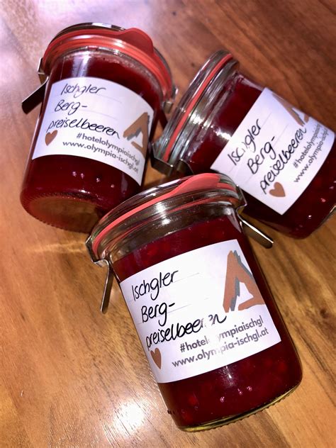 Gläser mit Vanille-Brombeermarmelade, frisch abgefüllt und verschlossen
