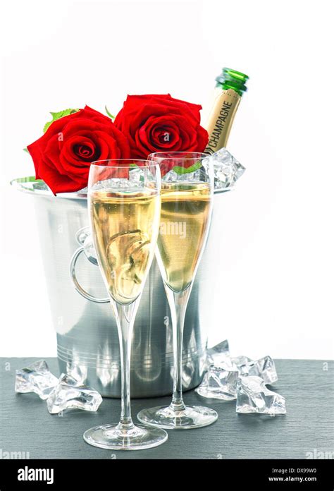 Gläser mit Vanilleeis und Sekt wird aufgegossen