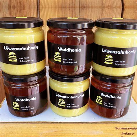 Gläser mit Waldhonig aus unterschiedlichen Regionen und Honiganalysen