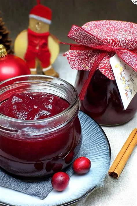 Gläser mit Weihnachtsmarmelade und Schleifen