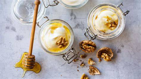 Gläser mit aromatisiertem Honig und Nuss-Honig