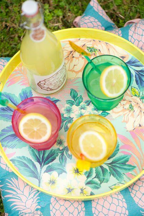 Gläser mit bunten Sommerdrinks auf Tisch