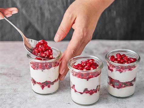 Gläser mit dreischichtigem Granatapfel-Dessert