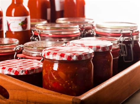 Gläser mit eingekochtem Tomatenchutney im Regal