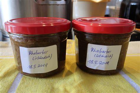 Gläser mit eingekochter Rhabarber-Apfel-Marmelade