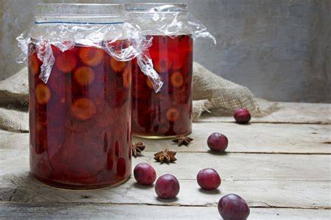 Gläser mit eingelegten Rotwein-Pflaumen