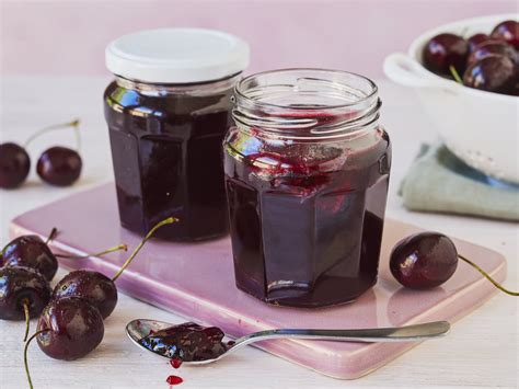 Gläser mit fertigem Kirschgelee