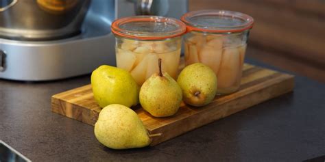 Gläser mit fertiger Apfel-Birnen-Orangen-Marmelade