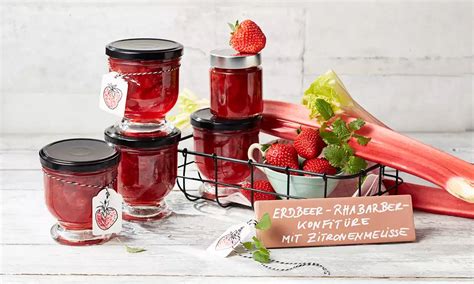 Gläser mit fertiger Erdbeer-Rhabarber-Marmelade, etikettiert