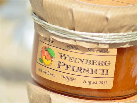 Gläser mit fertiger Pfirsich-Ingwer-Marmelade, Etiketten