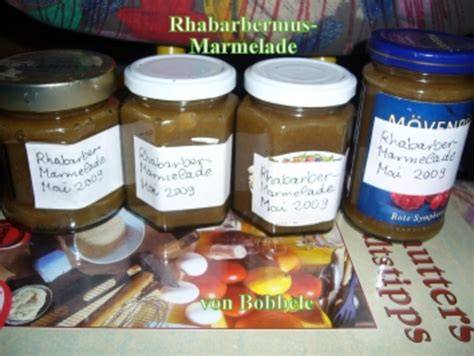 Gläser mit fertiger Stachelbeer-Rhabarber-Marmelade