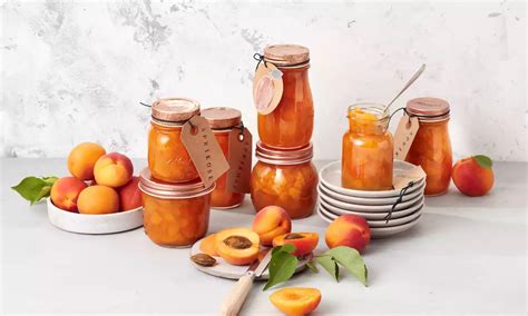 Gläser mit frisch abgefüllter Aprikosen-Himbeer-Marmelade