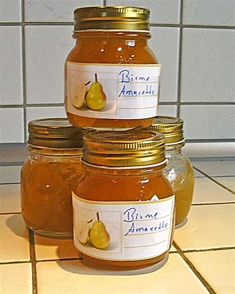 Gläser mit frisch abgefüllter Birnenmarmelade