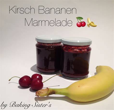 Gläser mit frisch abgefüllter Kirsch‑Bananen‑Marmelade