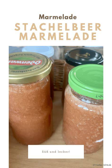Gläser mit frisch eingekochter Stachelbeer Ananas Marmelade