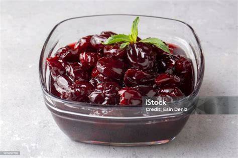 Gläser mit frisch gekochter Kirschmarmelade
