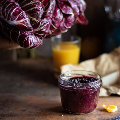 Gläser mit frisch zubereiteter Radicchio-Marmelade mit kandiertem Ingwer