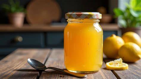 Gläser mit frisch zubereiteter Zitronen Dattel Marmelade
