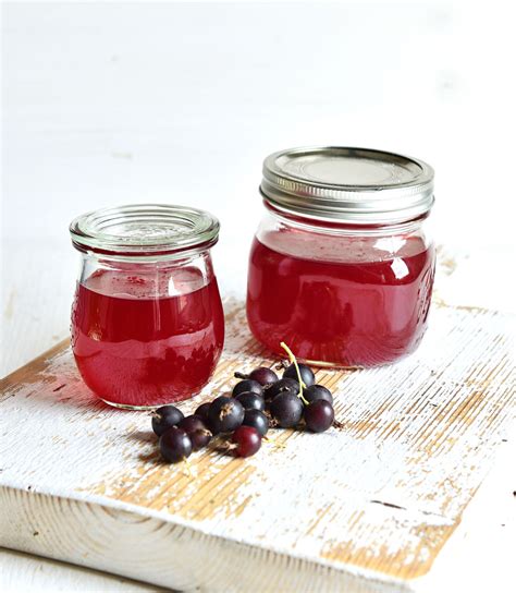 Gläser mit frischem Jostabeeren Gelee