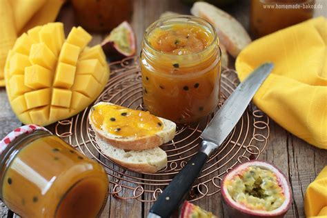 Gläser mit gelber Apfel-Maracuja-Marmelade und Passionsfrucht-Deko