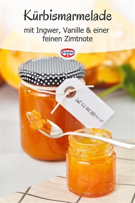 Gläser mit gelber Kürbis-Mango-Marmelade auf dem Frühstückstisch