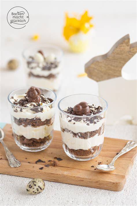 Gläser mit geschichtetem Eierlikör-Dessert und Schokoraspeln
